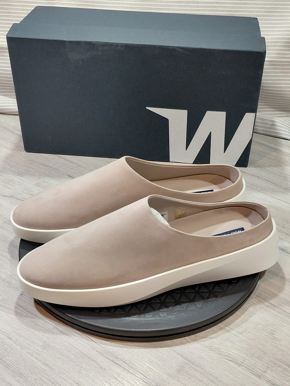 NEW Wolf & Shepherd Men's Cruise Mule Slip-On Casual Shoes Warm Grey White M10